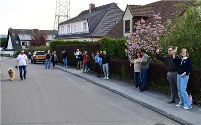 Gemeinsamer Aperitif, aber mit 2 Meter Abstand: In Bergem hält man die Laune in der Corona-Krise mit einem gemeinsamen „Prösterchen“ hoch.
