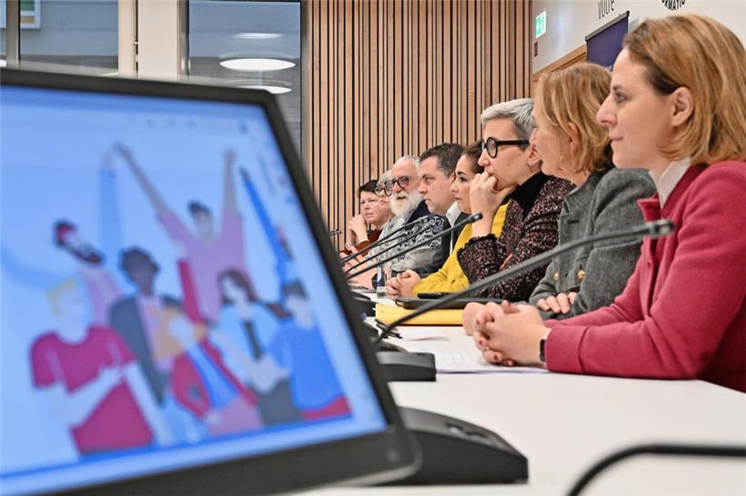 Gemeinsames Projekt: Corinne Cahen, Ministerin für Integration, Paulette Lenert, Verbraucherschutzministerin, Sam Tanson, Justizministerin, Nora Back, Präsidentin der Arbeiterkammer, Sylvain Hoffmann, Arbeiterkammer, Serge Kollwelter, Marianne Donven, Nonna Sehovic, Leiter des „Ronnen Dësch“.
