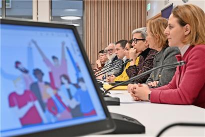 Gemeinsames Projekt: Corinne Cahen, Ministerin für Integration, Paulette Lenert, Verbraucherschutzministerin, Sam Tanson, Justizministerin, Nora Back, Präsidentin der Arbeiterkammer, Sylvain Hoffmann, Arbeiterkammer, Serge Kollwelter, Marianne Donven, Nonna Sehovic, Leiter des „Ronnen Dësch“.
