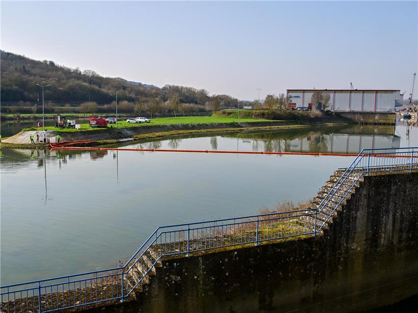 Verschmutzung an der Schleuse Grevenmacher im Fluss, Umweltverschmutzung und Wasserschutzmaßnahmen sichtbar