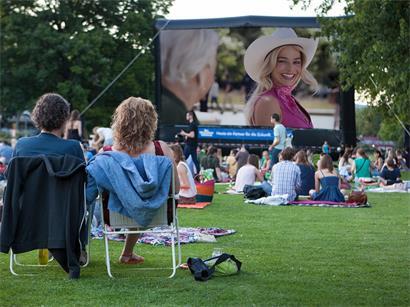 Gemütliche Atmosphäre beim Freiluftkino im Merscher Park
