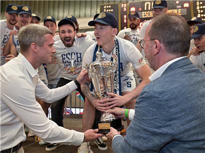 Joé Biever feiert als Kapitän den Meistertitel mit Basket Esch, 20 Jahre nach seinem Sieg beim Mini Europe