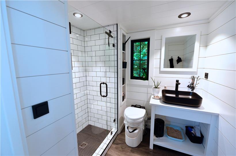 Genau wie alles andere ist ebenfalls das WC des Tiny Houses umweltfreundlich und...