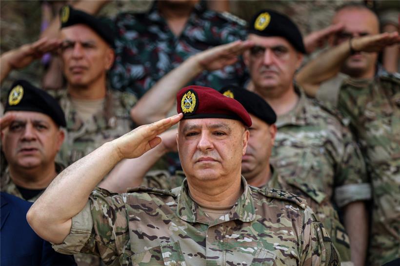 General Joseph Aoun (M), Befehlshaber der libanesischen Streitkräfte, salutiert vor dem Beginn einer Angriffsübung, die von der libanesischen Armee, dem Roten Kreuz und dem Zivilschutz in der Stadt Jounieh nördlich von Beirut durchgeführt wurde
