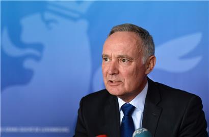 General Tom Middendorp war von 2012 bis 2017 Oberbefehlshaber der niederländischen Streitkräfte. Davor leitete der pensionierte Offizier gleich mehrere NATO-Missionen in Afghanistan sowie Friedens- und Hilfsmissionen in anderen Teilen der Welt. 
