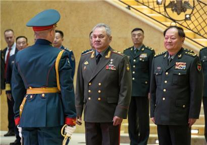 General Zhang Youxia (r.) und Sergej Schoigu, Verteidigungsminister von Russland, am Mittwoch in Moskau
