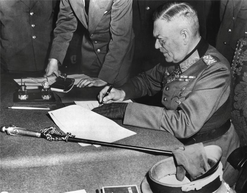 Generalfeldmarschall Wilhelm Keitel, Oberkommandierender der Wehrmacht, unterzeichnet in Berlin-Karlshorst die Kapitulation der deutschen Wehrmacht im Zweiten Weltkrieg
