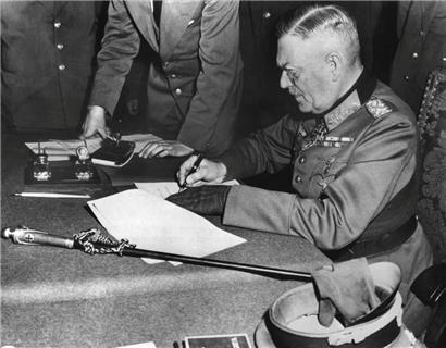 Generalfeldmarschall Wilhelm Keitel, Oberkommandierender der Wehrmacht, unterzeichnet in Berlin-Karlshorst die Kapitulation der deutschen Wehrmacht im Zweiten Weltkrieg
