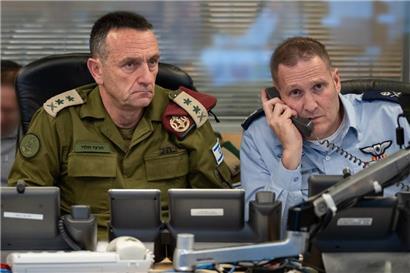 Generalstabschef Herzi Halevi (l) befiehlt zusammen mit dem Kommandanten der israelischen Luftwaffe, Generalmajor Tomer Bar (r), den Angriff auf den Iran von der unterirdischen Kommandozentrale der israelischen Luftwaffe im Camp Rabin, der Kirya, in Tel Aviv aus
