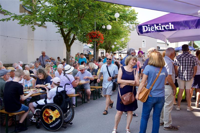 Generationen kommen zusammen und genießen den Tag