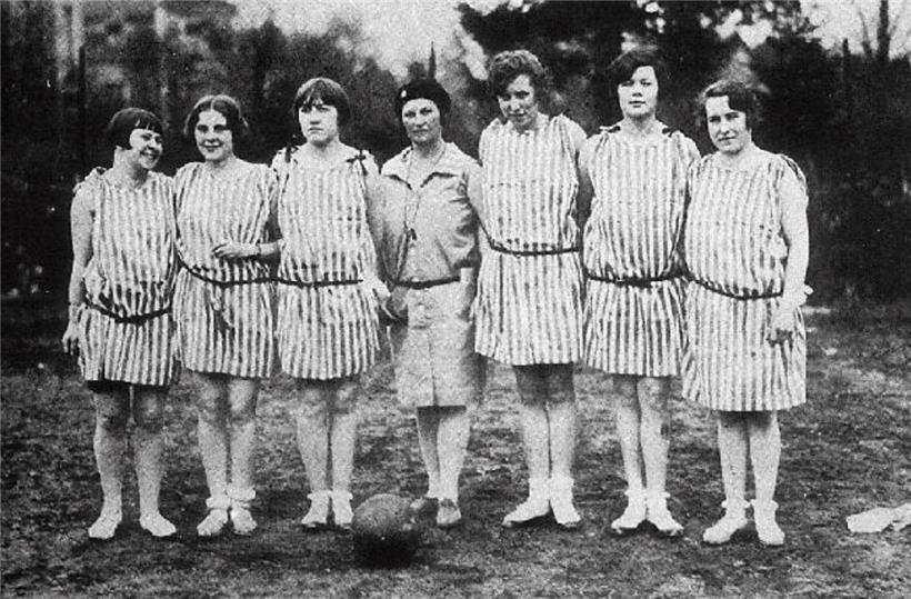 Genoux dévoilés et coupes à la garçonne pour cette équipe de basket-ball de Luxembourg en 1928 
