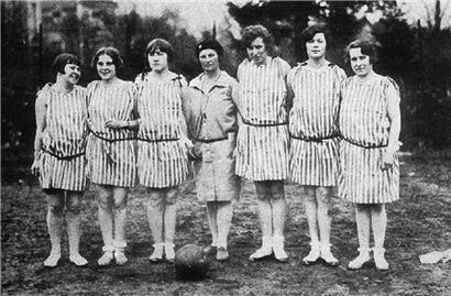 Genoux dévoilés et coupes à la garçonne pour cette équipe de basket-ball de Luxembourg en 1928 
