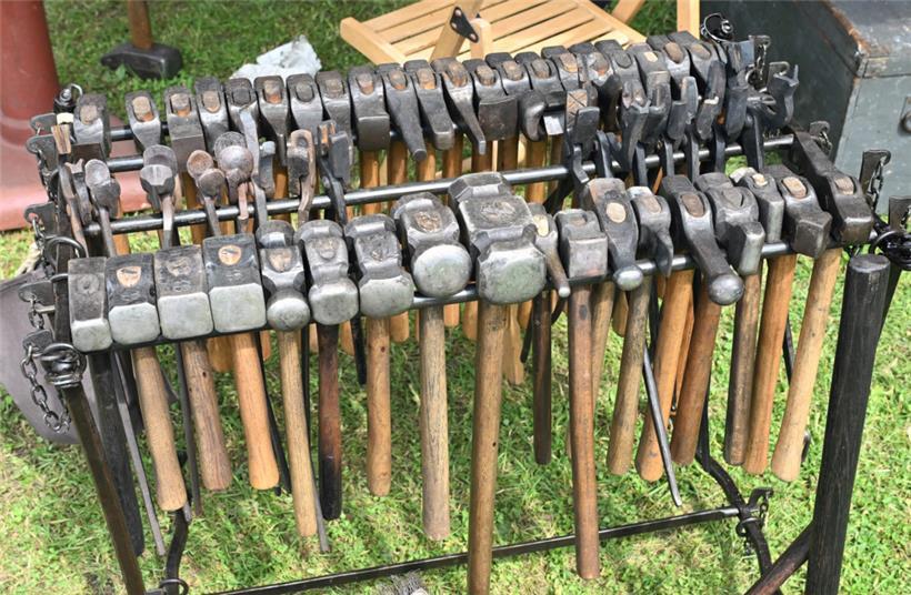 Genügend Hämmer hat kein Schmied 
