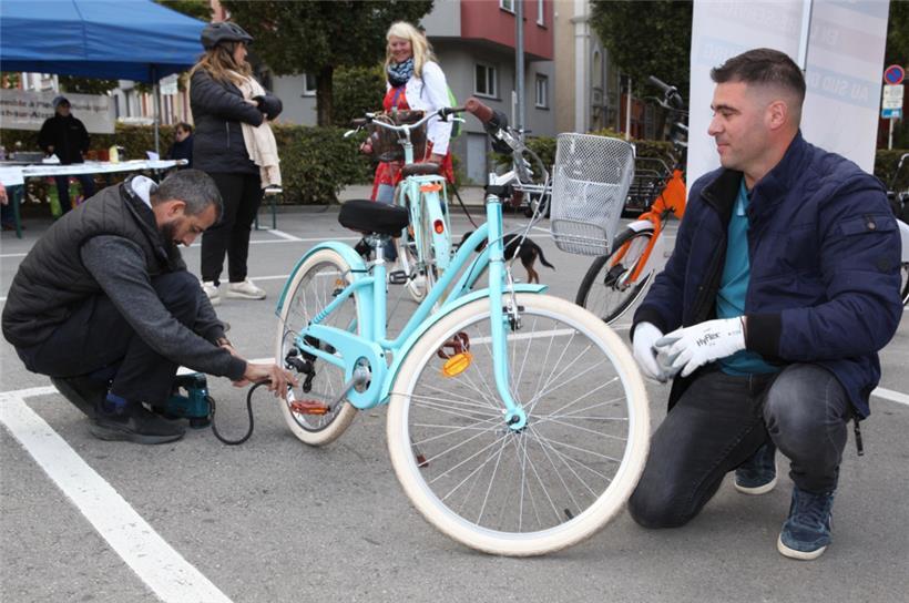 Genug Luft im Reifen? Am Sonntag konnte man am Stand der „Vélorution“ kontrollieren lassen, wie fit das eigene Fahrrad ist. 
