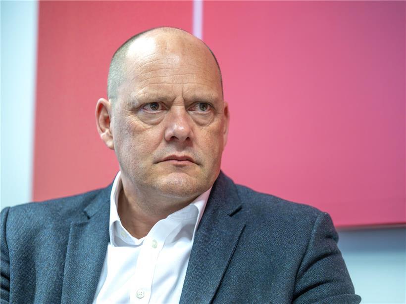 Georg Mein, Direktor des Institute for Digital Ethics, spricht über Social Media Nutzung ab 16 Jahren an Universität Luxemburg.