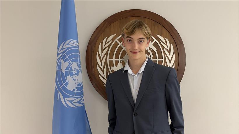 Georg Poensgen, 20, UN-Jugenddelegierter und Student in Kanada, porträtiert vor neutralem Hintergrund.