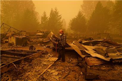 George Coble geht durch die Überreste seines Hauses im Bundesstaat Oregon, das durch einen Waldbrand zerstört wurde
