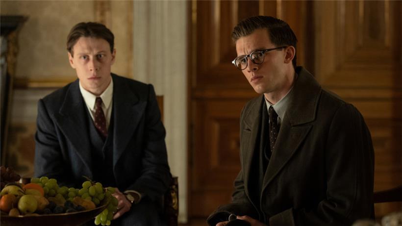 George MacKay (l.) dürften manche aus dem Kriegsfilm „1917“ kennen, Jannis Niewöhner (r.) war zuletzt in „Bekenntnisse des Hochstaplers Felix Krull“ zu sehen
