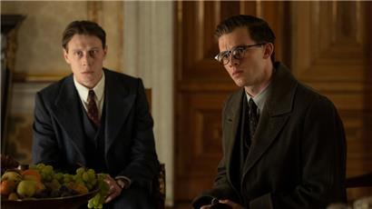 George MacKay (l.) dürften manche aus dem Kriegsfilm „1917“ kennen, Jannis Niewöhner (r.) war zuletzt in „Bekenntnisse des Hochstaplers Felix Krull“ zu sehen
