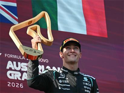 George Russell feiert als Sieger des Formel-1-Grand-Prix von Österreich 2026 auf dem Podium am Red Bull Ring