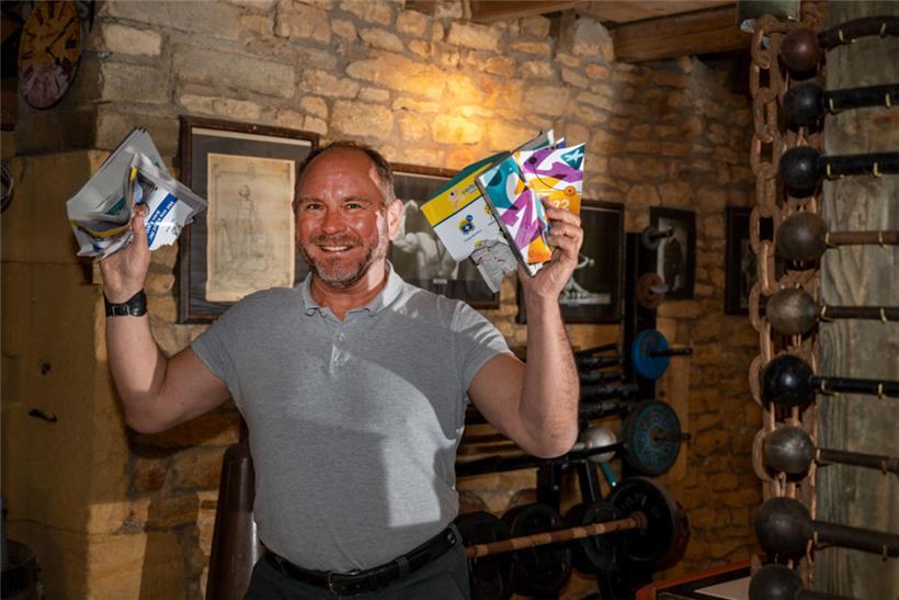 Georges Christen präsentiert in seiner Trainingsscheune ein Telefonbuch mit 1250 Seiten, das er zuvor mit blossen Händen zerrissen hat
