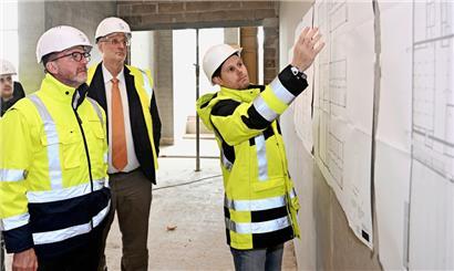Georges Engel (links) und Marco Boly (Mitte) beim Besuch der Baustelle des Lyzeums für Gesundheitsberufe
