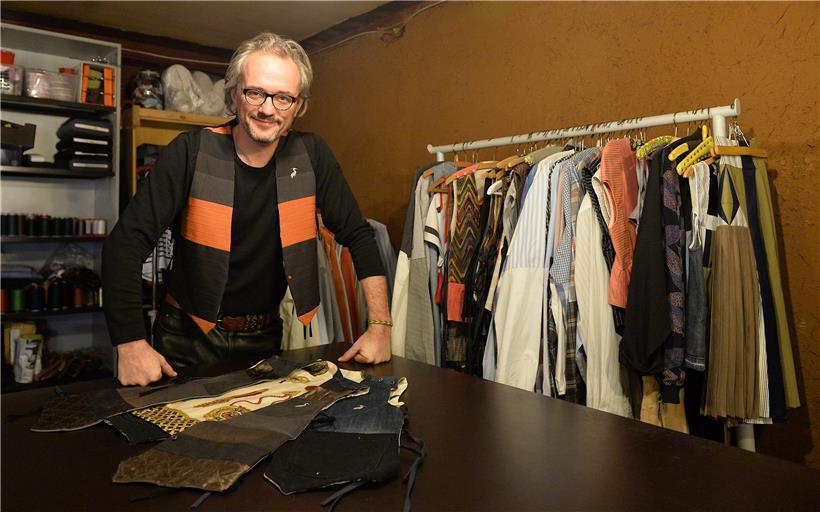 Georges Kieffer im Atelier von „Benu-Couture“, in dem die Produktion vor knapp drei Wochen komplett von Klamotten auf Masken umgestellt wurde
