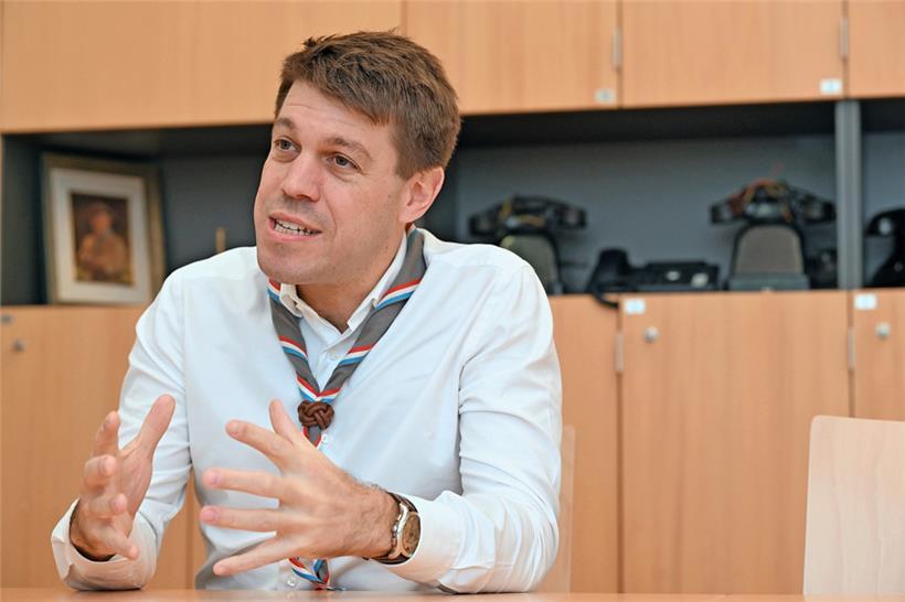 Georges Krombach hatte schon vor der Präsidentschaft Posten bei der FNEL inne. Von 2012 bis 2018 war er zuerst „Commissaire général adjoint“, dann „Commissaire général“. Im Berufsleben leitet er die Verkaufs- und Marketingabteilung der Firma Landewyck.

