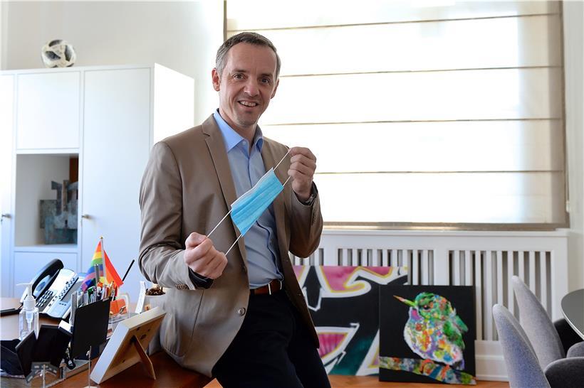 Georges Mischo und sein derzeitiges „Lieblingsobjekt“. Rund anderthalb Millionen Mundschutzmasken wird die Gemeinde ab dem 25. Mai verteilen. Nicht im Rathaus, sondern in speziellen Verteilerzentren.
