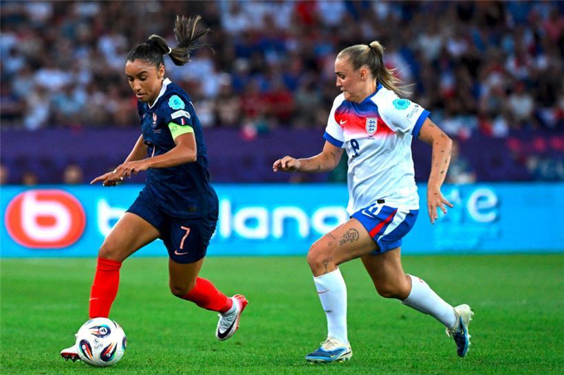 Georgia Stanway (rechts) und ihre englischen Teamkolleginnen enttäuschten bei der 1:2-Niederlage gegen Frankreich
