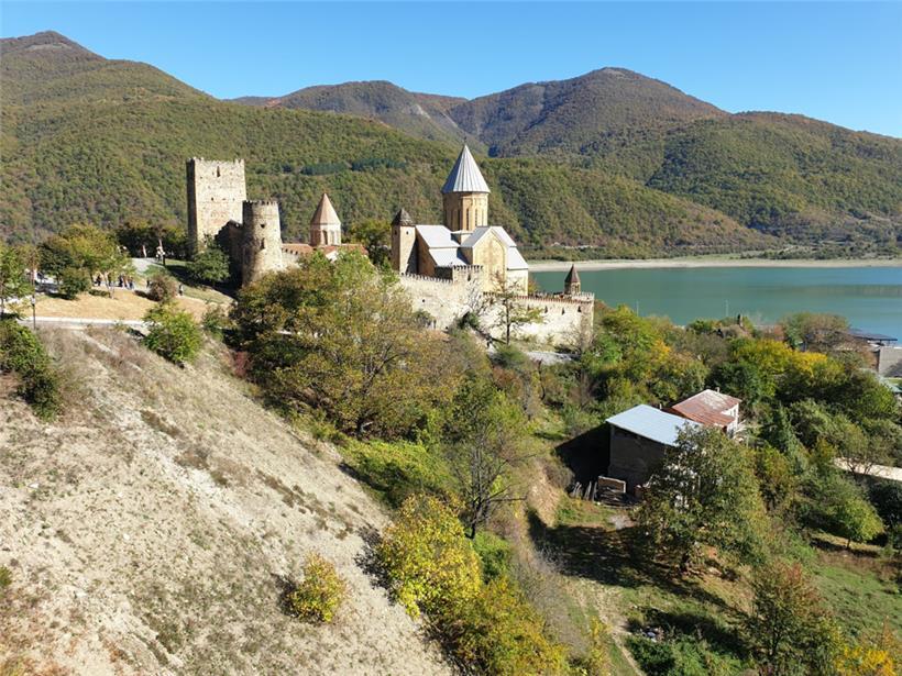 Georgien wird unter Reisenden als Geheimtipp gehandelt. Das Land liegt zwischen ...