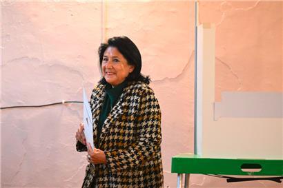 Georgiens Präsidentin Salome Surabischwili rief für Montag zu Massenprotesten auf
