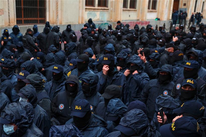 Georgische Ordnungskräfte sichern das Parlamentsgebäude, während Demonstranten gegen das umstrittene Gesetz über „ausländischen Einfluss“ protestieren
