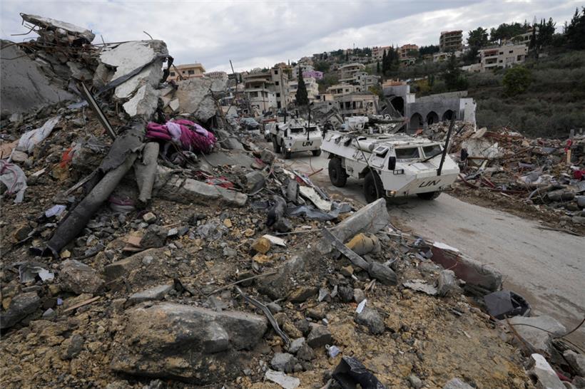 Gepanzerte Fahrzeuge der südkoreanischen U.N.-Friedenstruppe fährt an zerstörten Gebäuden im Dorf Chehabiyeh im Südlibanon vorbei, nachdem die Waffenruhe zwischen Israel und der Hisbollah am Mittwoch begonnen hat
