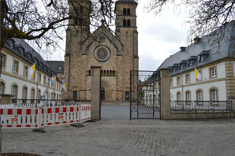 Geplant war, dass die acht Meter lange und zwei Meter hohe Skulptur links neben der Willibrorduspforte errichtet werden sollte. Die Einweihung sollte am Dienstag stattfinden.
