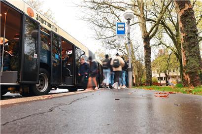 Gerade auf dem Schulweg in öffentlichen Transportmitteln müssen Kinder und Jugendliche den Mundschutz tragen
