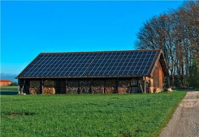 Gerade landwirtschaftliche Gebäude können gut für Fotovoltaik-Anlagen geeignet sein
