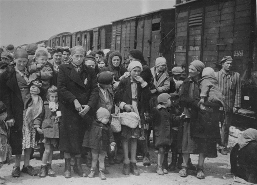 Gerade aus Ungarn angekommene Jüdinnen warten mit ihren Kindern in Auschwitz-Birkenau auf die Selektion, offiziell „Aussortierung“ genannt
