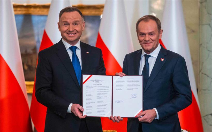 Geradezu vergnügt zeigte sich Polens Präsident Andrzej Duda (l.), als er die Amtsgeschäfte auf den neuen Regierungschef Donald Tusk übertrug
