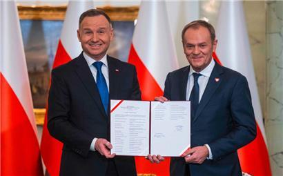 Geradezu vergnügt zeigte sich Polens Präsident Andrzej Duda (l.), als er die Amtsgeschäfte auf den neuen Regierungschef Donald Tusk übertrug
