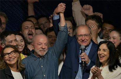 Geraldo Alckmin (rechts von Lula), bisher Vizepräsident, dürfte auch künftig eine wichtige Rolle in der neuen Regierung spielen