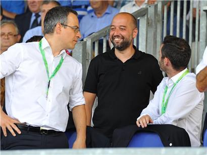 Gerard Lopez in der Mitte beim Europapokalspiel Fola gegen Dinamo Zagreb 2015 im Stade Josy Barthel