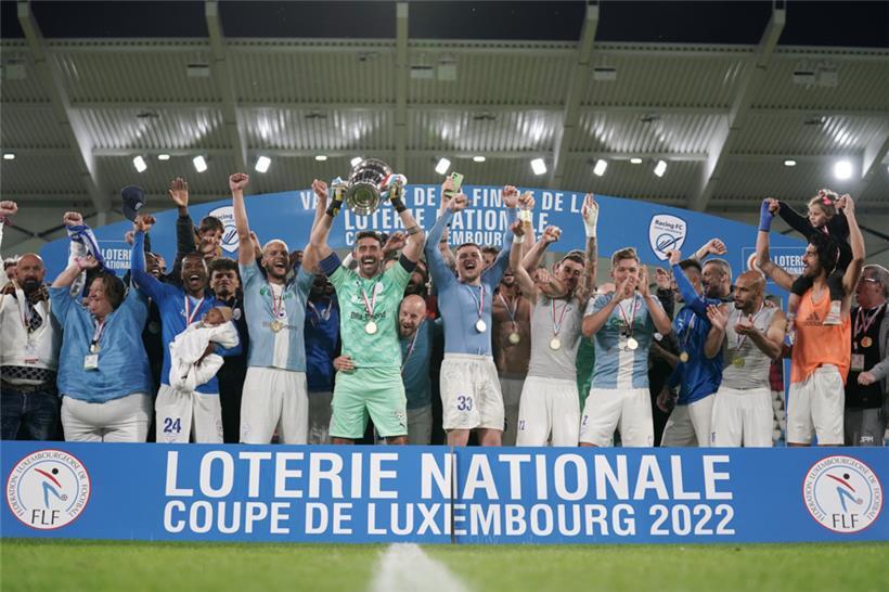 Gérard Mersch (3.v.l.) hatte wohl den jüngsten Racing-Fan im Gepäck – der sich von der Partystimmung nichts anmerken ließ
