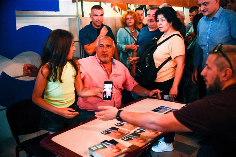 Gerb-Chef Bojko Borissow (M.) wird von den bulgarischen Wählern längst nicht mehr als der Saubermann angesehen, als den er sich anpreist
