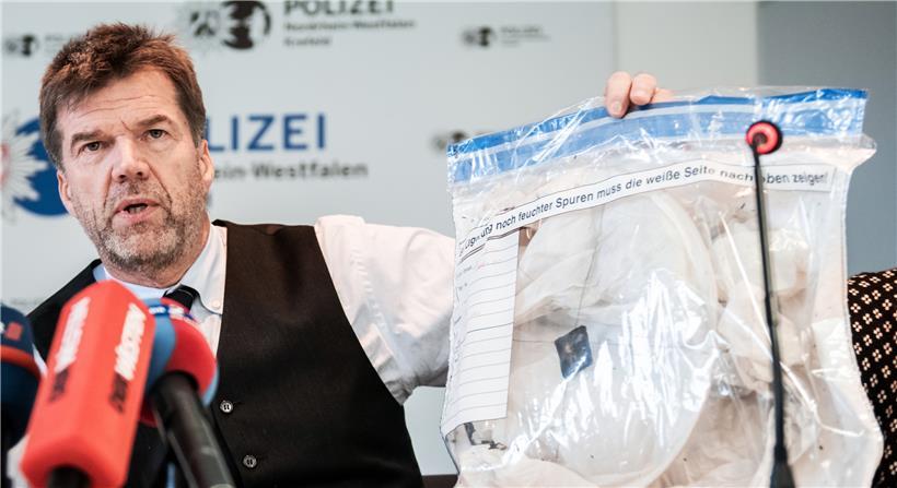 Gerd Hoppmann, Leiter der Ermittlungskommission der Polizei Krefeld, hält einen Beutel mit einer Himmelslaterne bei einer Pressekonferenz der Polizei Krefeld zum Brand im Affenhaus des Krefelder Zoos. Mehr als 30 Tiere starben bei dem Feuer in der Silvesternacht. 
