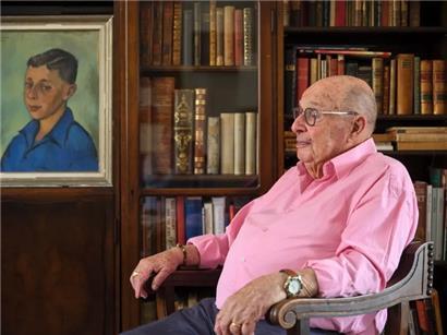 Gerd Klestadt zu Hause in Longwy, mit einem Portrait
