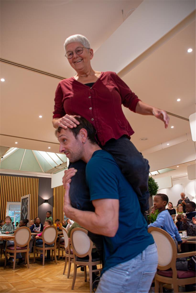 Gerda Dekempe (en rouge) en avait marre de ne voir que des corps athlétiques dans les spectacles de son fils
