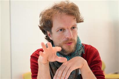 Gerhard Reese (41) ist Professor für Umweltpsychologie an der Universität Koblenz-Landau. Anlässlich der jährlichen „Climate Alliance International Conference“ (CAIC) war er in Luxemburg. Die CAIC wird vom Klimabündnis Luxemburg organisiert. „Wandelt euch, nicht das Klima“ war das Thema seines Vortrags.
