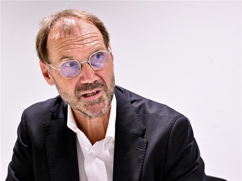 Uni-Rektor Jens Kreisel unter Druck wegen Enthüllungen, Porträtfoto in formeller Umgebung