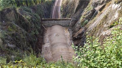 Geröllschutzkammern (Sicht von oben), wie diese bei Bürden, sollen Gleise und Züge vor herunterfallenden Steinen schützen

